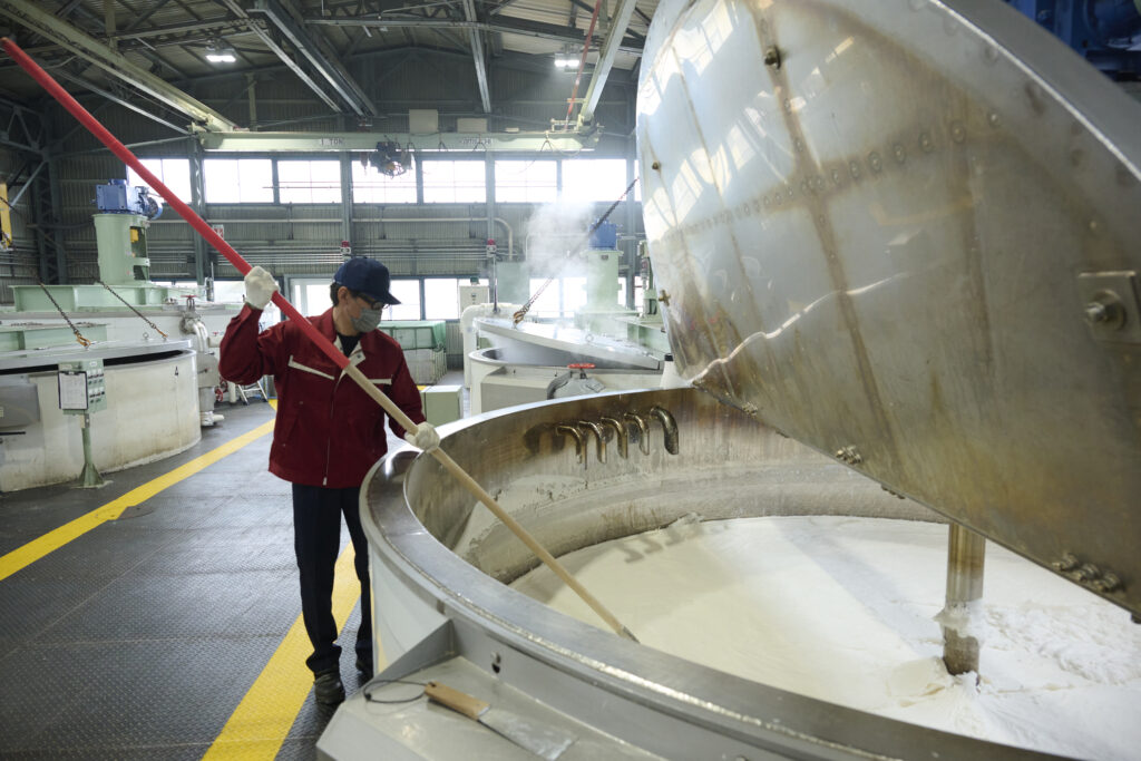 牛乳石鹸ならではのやさしさを生み出す「釜だき製法」って？ | 赤箱の